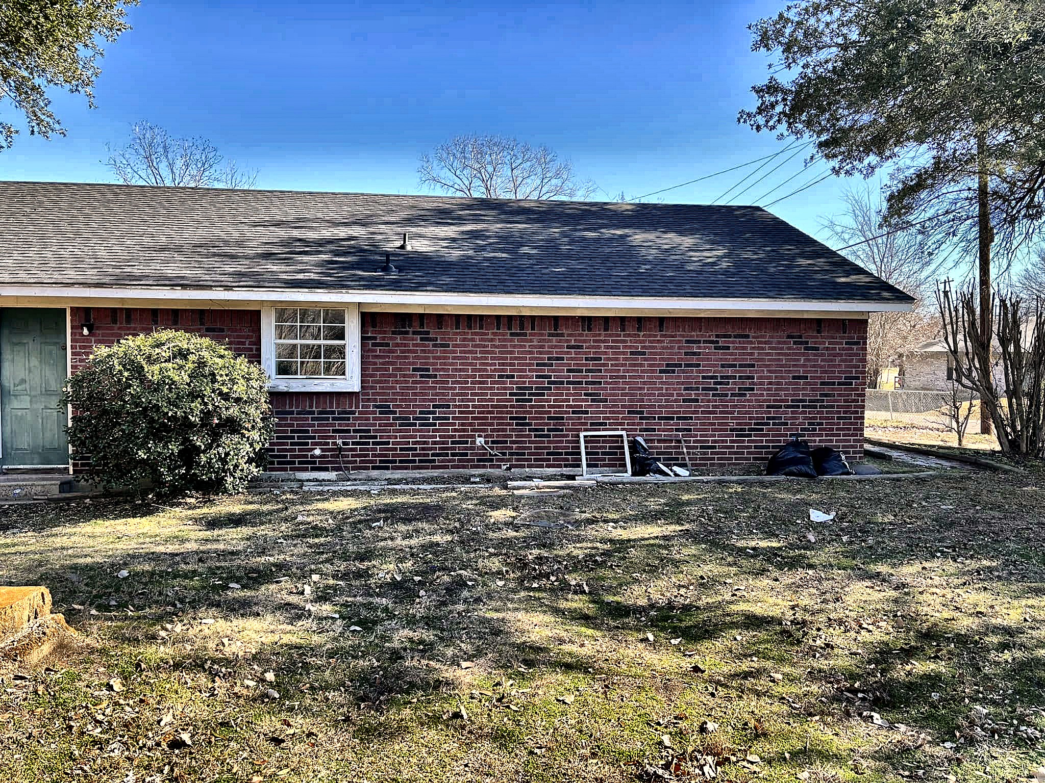 Finished premium roof on a brick home